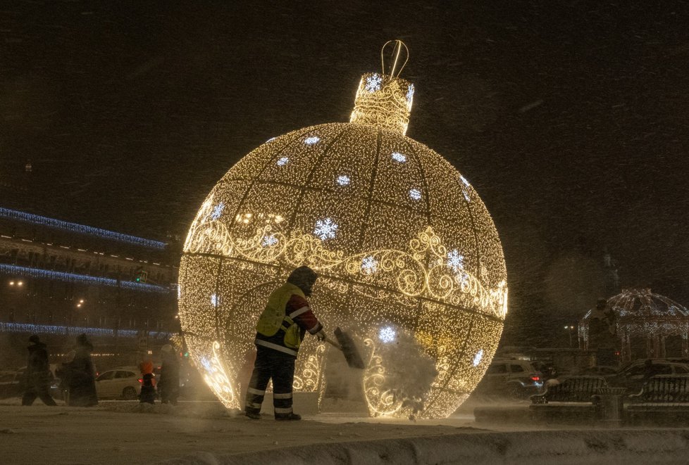 Moskva zahrnula do vánoční výzdoby válečné symboly.