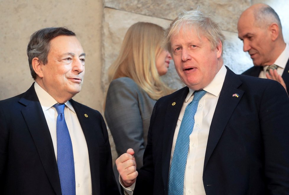 Britský premiér Boris Johnson a italský premiér Mario Draghi a summitu NATO v Bruselu. (24.3.2022)