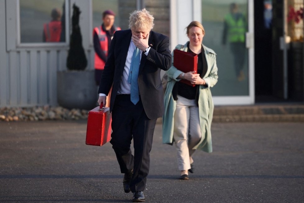 Britský premiér Boris Johnson při odletu na summit NATO v Bruselu (24. 3. 2022)