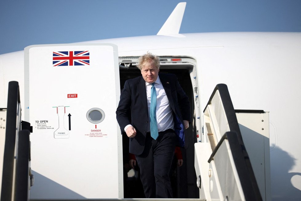 Britský premiér Boris Johnson při příletu na summit NATO v Bruselu. (24. 3. 2022)