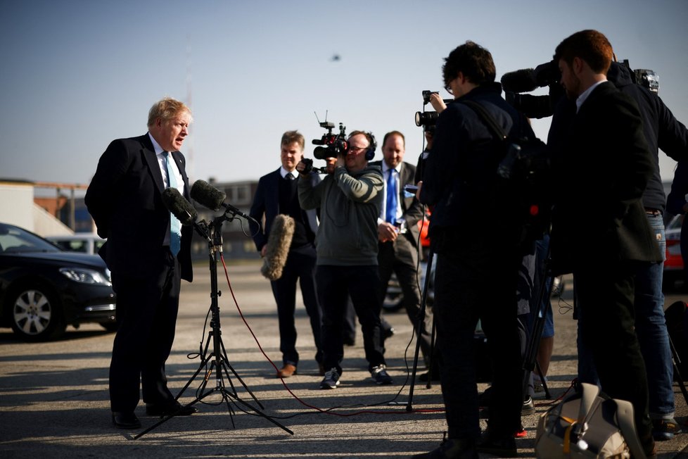 Britský premiér Boris Johnson při příletu na summit NATO v Bruselu. (24. 3. 2022)