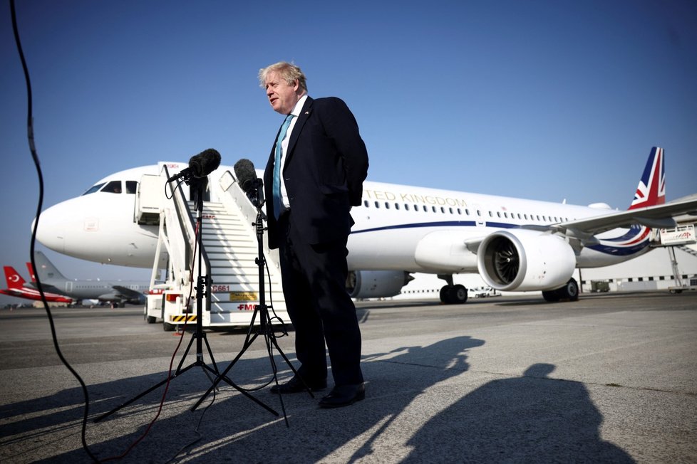 Britský premiér Boris Johnson při příletu na summit NATO v Bruselu. (24.3.2022)