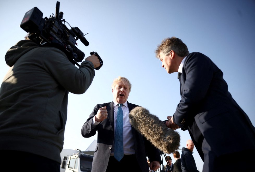 Britský premiér Boris Johnson při příletu na summit NATO v Bruselu. (24.3.2022)