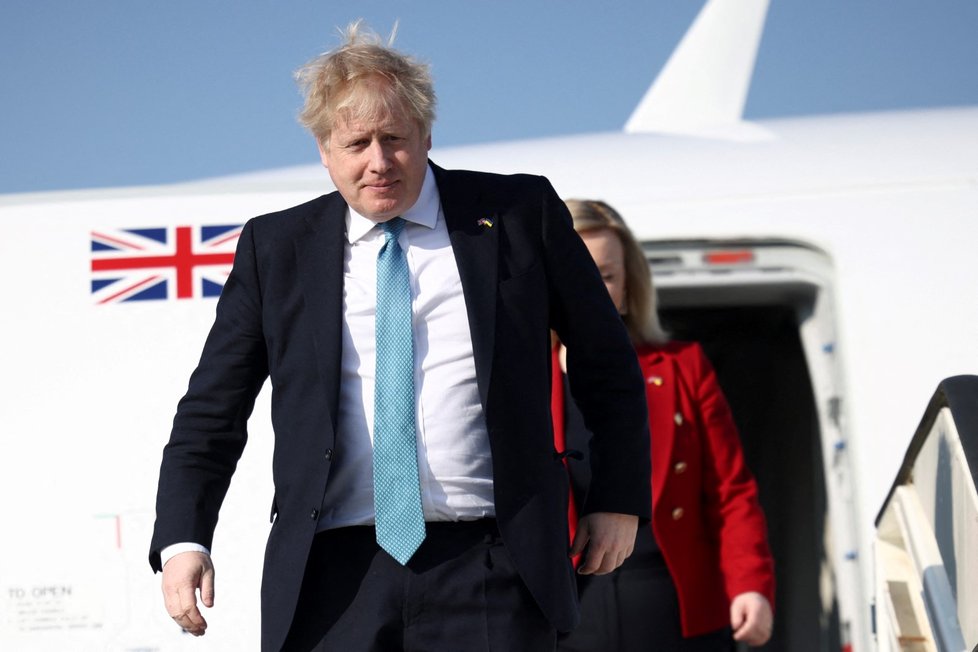 Britský premiér Boris Johnson při příletu na summit NATO v Bruselu (24. 3. 2022)