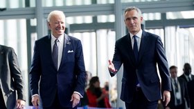 Americký prezident Joe Biden a generální tajemník NATO Jens Stoltenberg