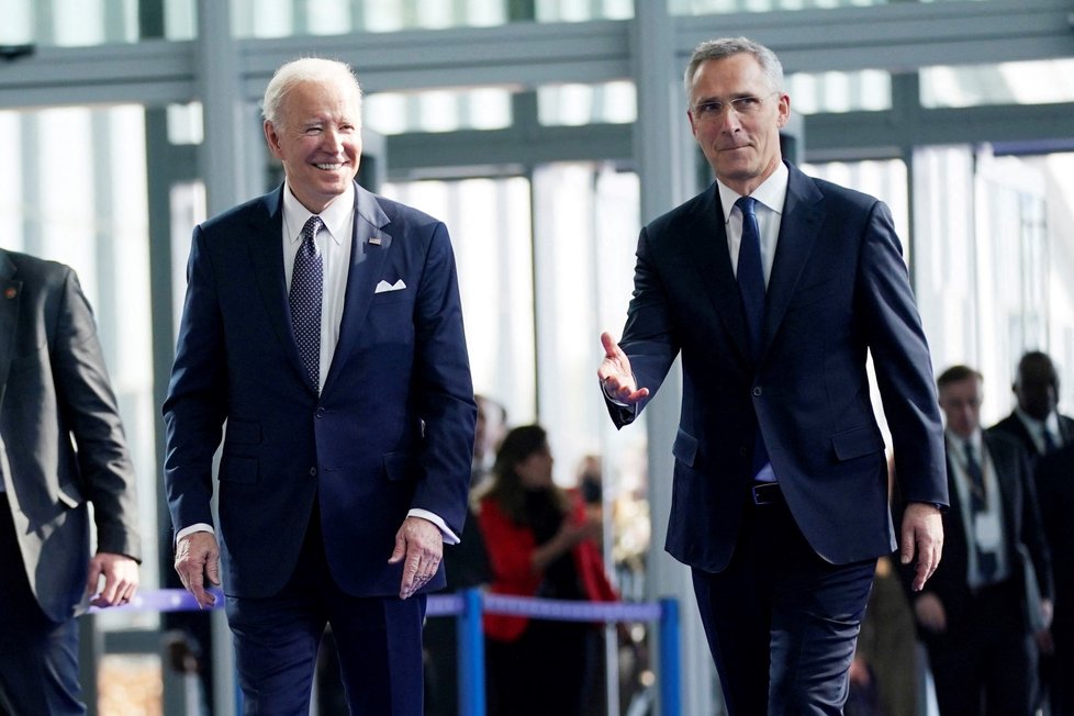 Americký prezident Joe Biden a generální tajemník NATO Jens Stoltenberg na summitu v Bruselu (24.3.2022)
