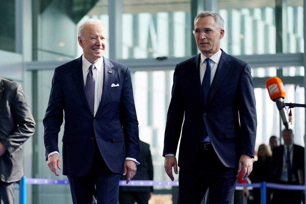 Americký prezident Joe Biden a generální tajemník NATO Jens Stoltenberg na summitu v Bruselu. (24.3.2022