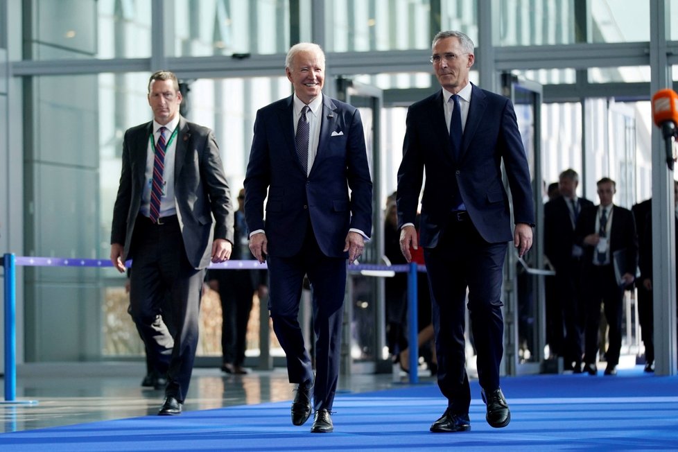 Americký prezident Joe Biden a generální tajemník NATO Jens Stoltenberg na summitu v Bruselu. (24.3.2022)