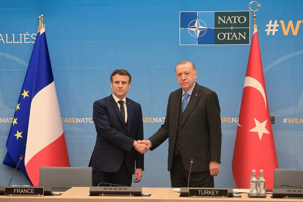 Prezidenti Francie a Turecka Emmanuel Macron a Recep Tayyip Erdogan na summitu NATO v Bruselu. (24.3.2022)