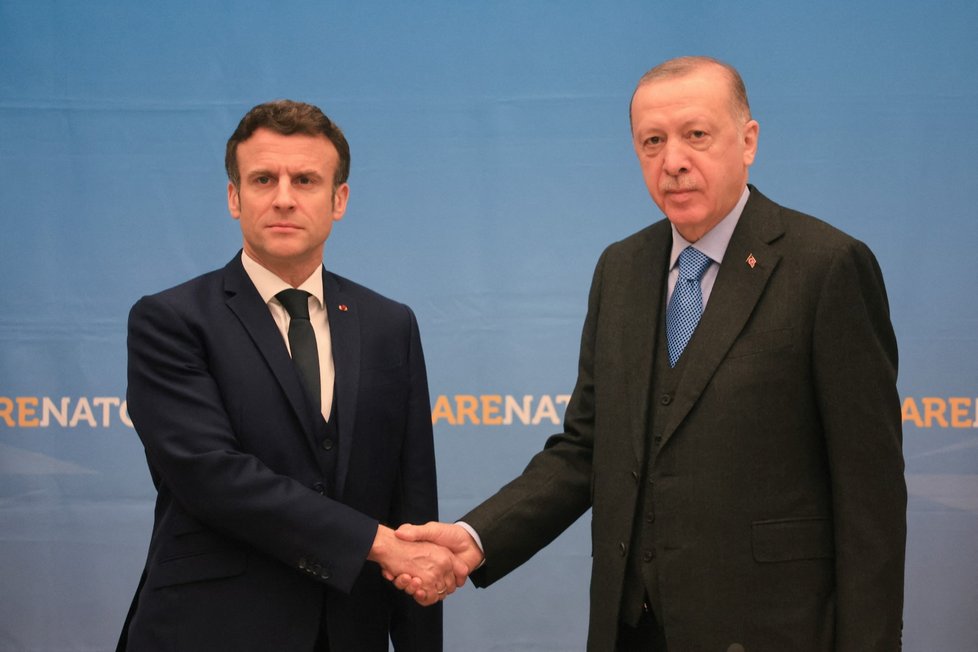Prezidenti Francie a Turecka Emmanuel Macron a Recep Tayyip Erdogan na summitu NATO v Bruselu. (24.3.2022)