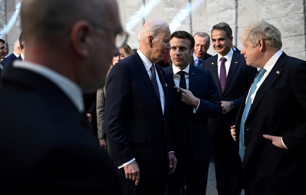 Smummit NATO: Americký prezident Joe Biden, francouzský prezident Emmanuel Macron a britský premiér Boris Johnson (24.3.2022)