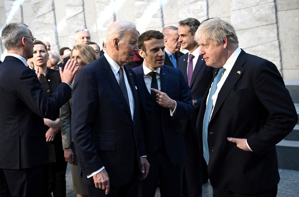 Smummit NATO: Americký prezident Joe Biden, francouzský prezident Emmanuel Macron a britský premiér Boris Johnson (24. 3. 2022)