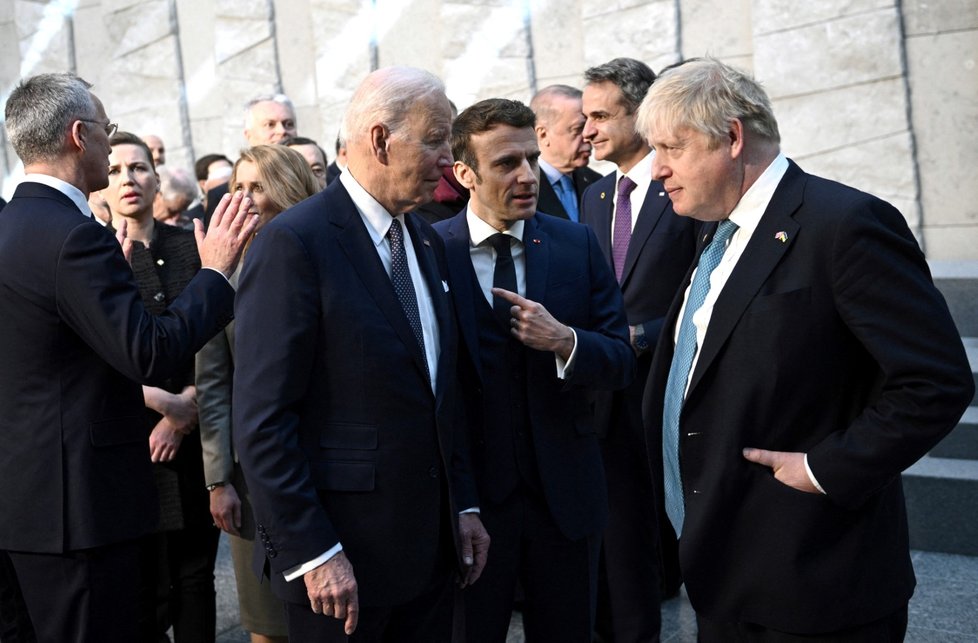 Smummit NATO: Americký prezident Joe Biden, francouzský prezident Emmanuel Macron a britský premiér Boris Johnson (24.3.2022)