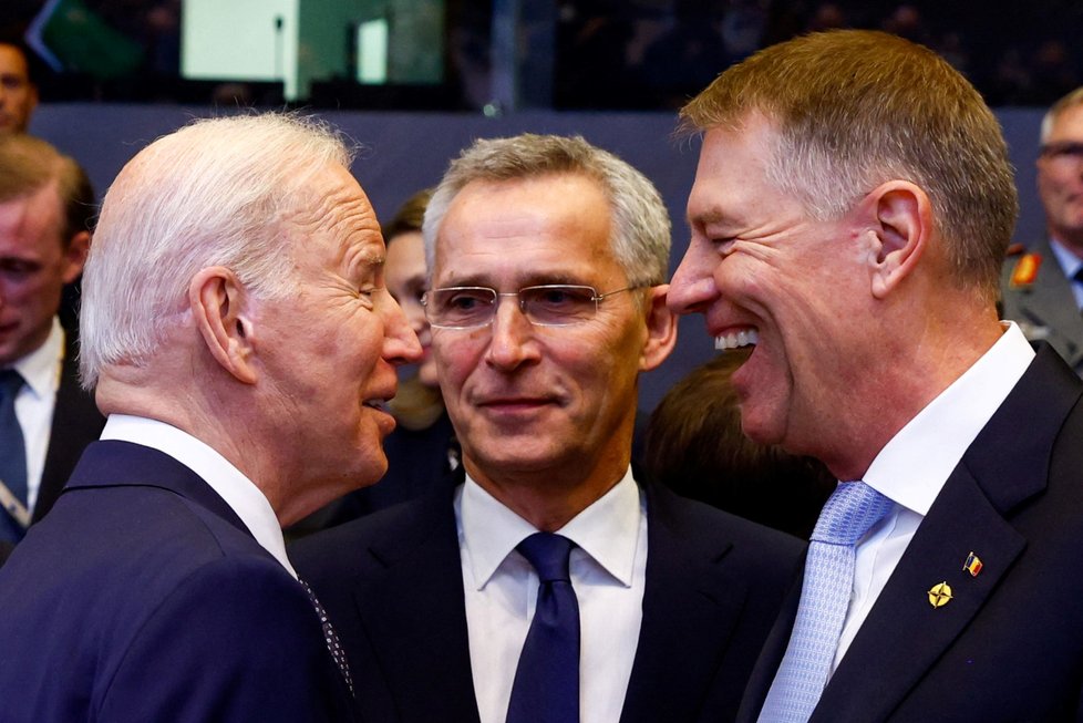 Summit v Bruselu: Americký prezident Joe Biden, generální tajemník NATO Jens Stoltenberg a rumunský prezident Klaus Iohannis. (24.3.2022)