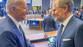 Americký prezident Joe Biden s premiérem Petrem Fialou na summitu v Bruselu (24.3.2022)