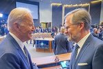 Americký prezident Joe Biden s premiérem Petrem Fialou na summitu v Bruselu (24.3.2022)