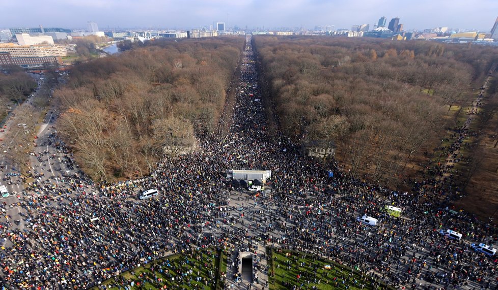 Obří demonstrace proti ruské invazi v Berlíně. (27.2.2022)