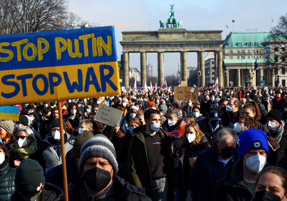 Obří demonstrace proti ruské invazi v Berlíně. (27.2.2022)