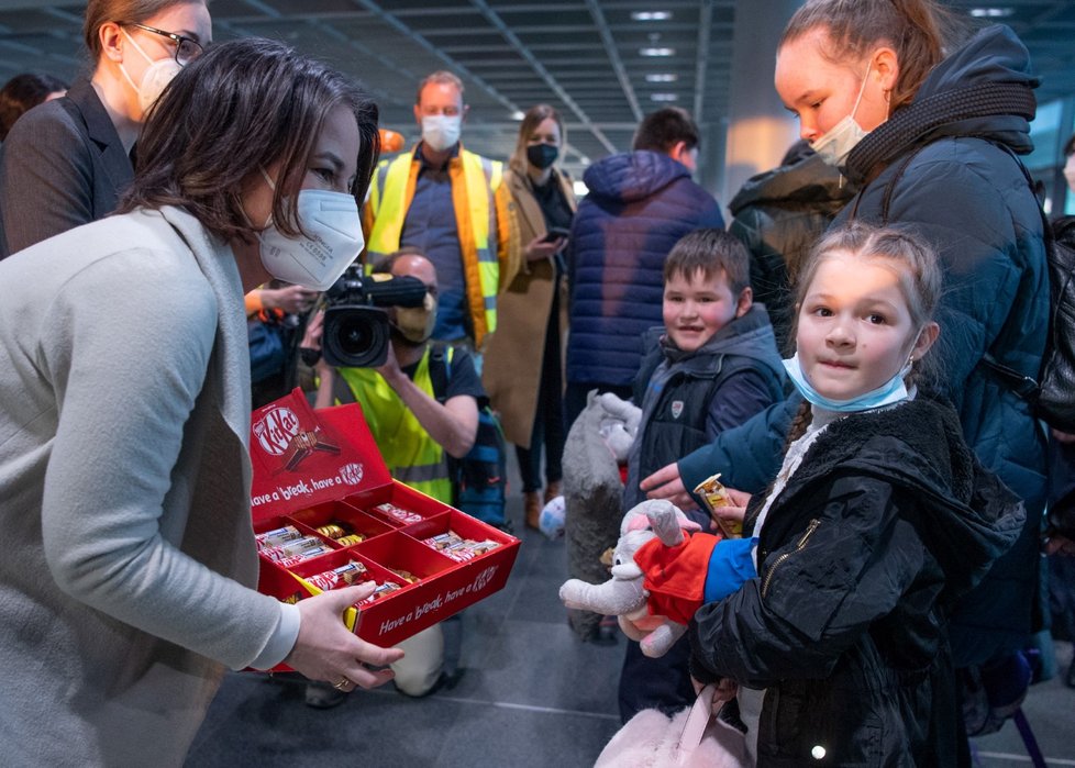 První letadlo s ukrajinskými uprchlíky, kteří letěli z Moldavska, dorazilo do Frankfurtu. Běžence vítal ministryně zahraničí  Annalena Baerbocková.