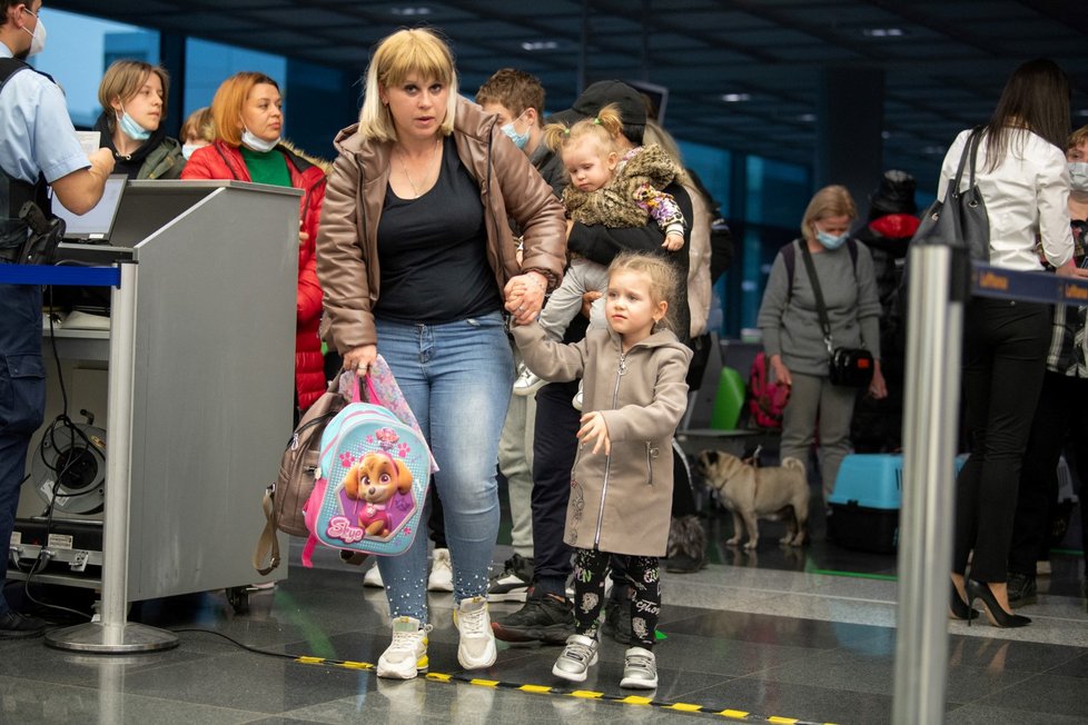 První letadlo s ukrajinskými uprchlíky, kteří letěli z Moldavska, dorazilo do Frankfurtu. Běžence vítal ministryně zahraničí  Annalena Baerbocková.