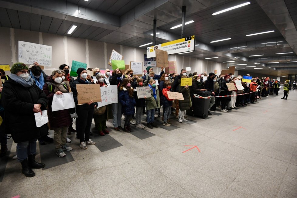 Obyvatelé Berlína nabízí ubytování ukrajinským uprchlíkům přímo na hlavním nádraží.