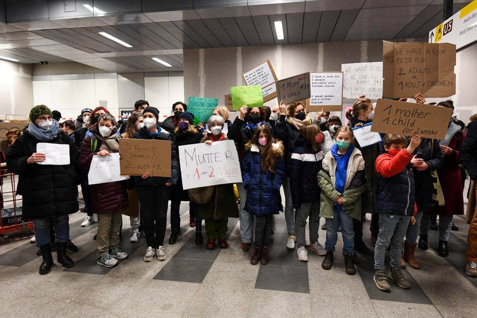 Obyvatelé Berlína nabízí ubytování ukrajinským uprchlíkům přímo na hlavním nádraží.