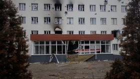 Vybombardovaná nemocnice ve městě Trosťanec. (30.3.2022)