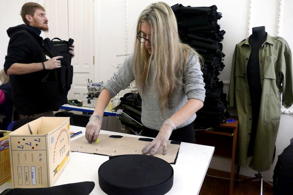Ženy v Oděse šijí neprůstřelné vesty ro ukrajinské obranné jednotky. (17.3.2022)
