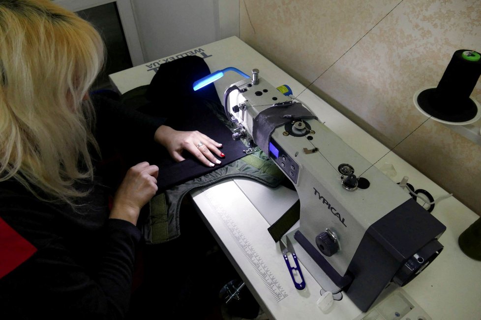 Ženy v Oděse šijí neprůstřelné vesty ro ukrajinské obranné jednotky. (17.3.2022)