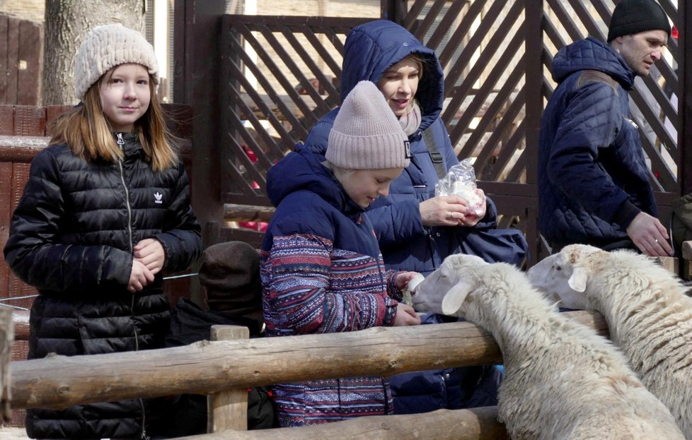 Lidé v Oděse ve znovuotevřené zoo. (26.3.2022)