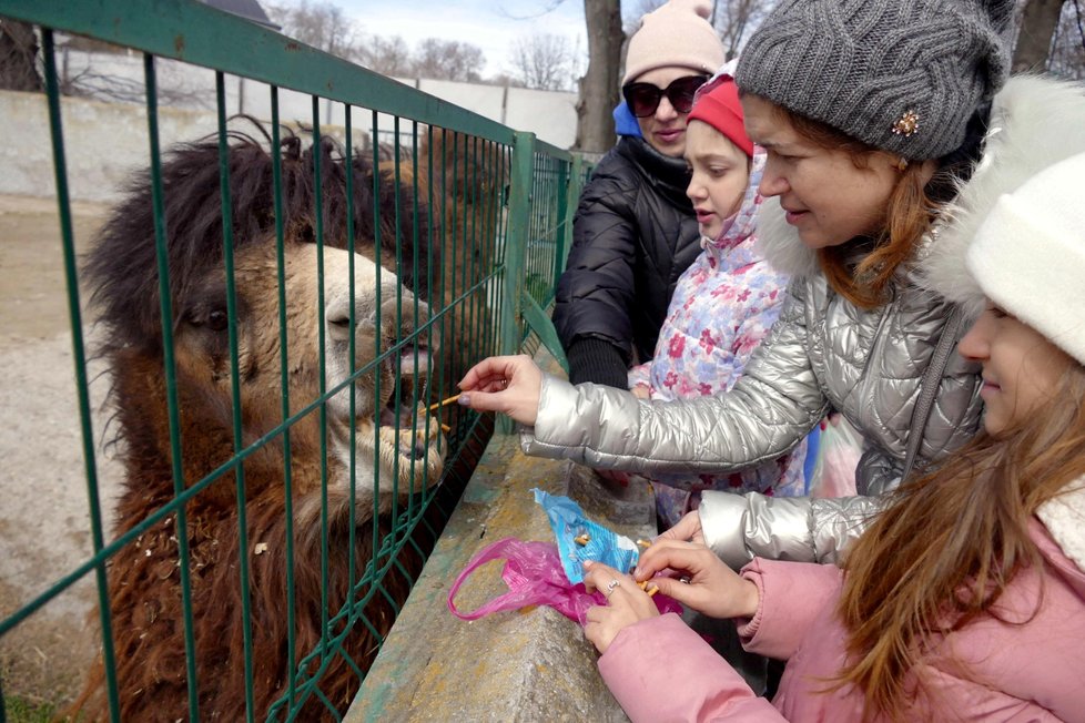 Lidé v Oděse ve znovuotevřené zoo. (26.3.2022)