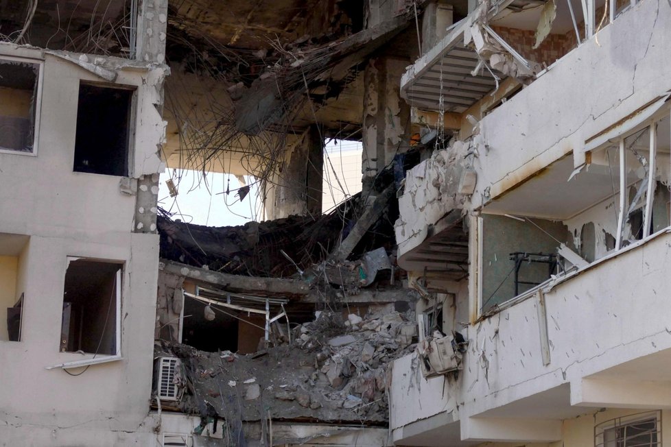 Poničený bytový dům v Oděse. (24.4.2022)