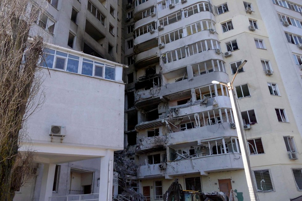 Poničený bytový dům v Oděse. (24.4.2022)