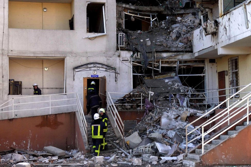 Poničený bytový dům v Oděse (24. 4. 2022)