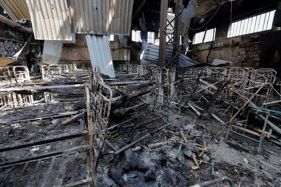 Spálená těla v poničeném vězení ve městě Olenivka. (29.7.2022)