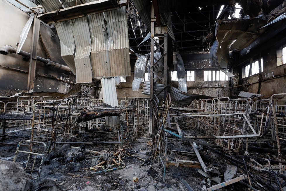 Spálená těla v poničeném vězení ve městě Olenivka