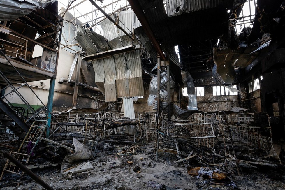 Spálená těla v poničeném vězení ve městě Olenivka. (29. 7. 2022)