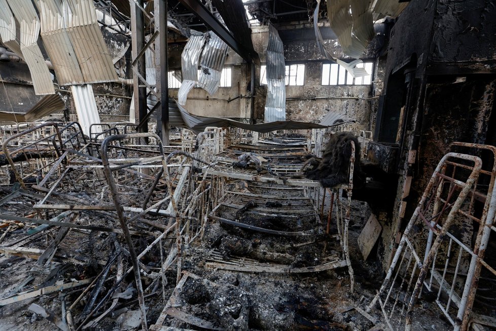 Spálená těla v poničeném vězení ve městě Olenivka. (29.7.2022)