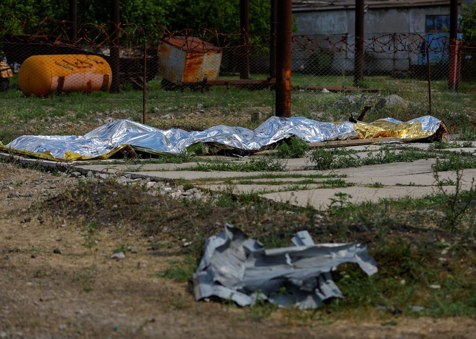Těla mrtvých vězňů ve městě Olenivka. (29.7.2022)