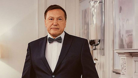 Ruský poslanec Pavel Antov zemřel údajně po pádu z kna.