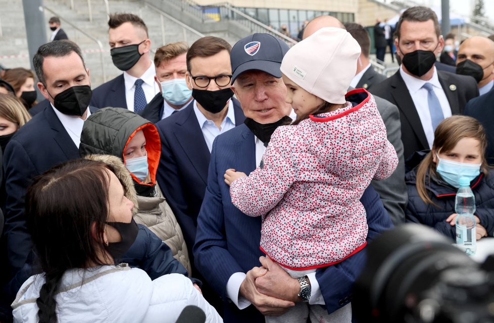 Joe Biden mezi uprchlíky v Polsku.