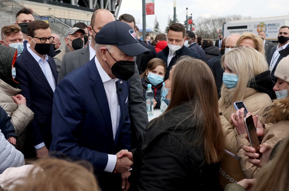 Joe Biden mezi uprchlíky v Polsku.