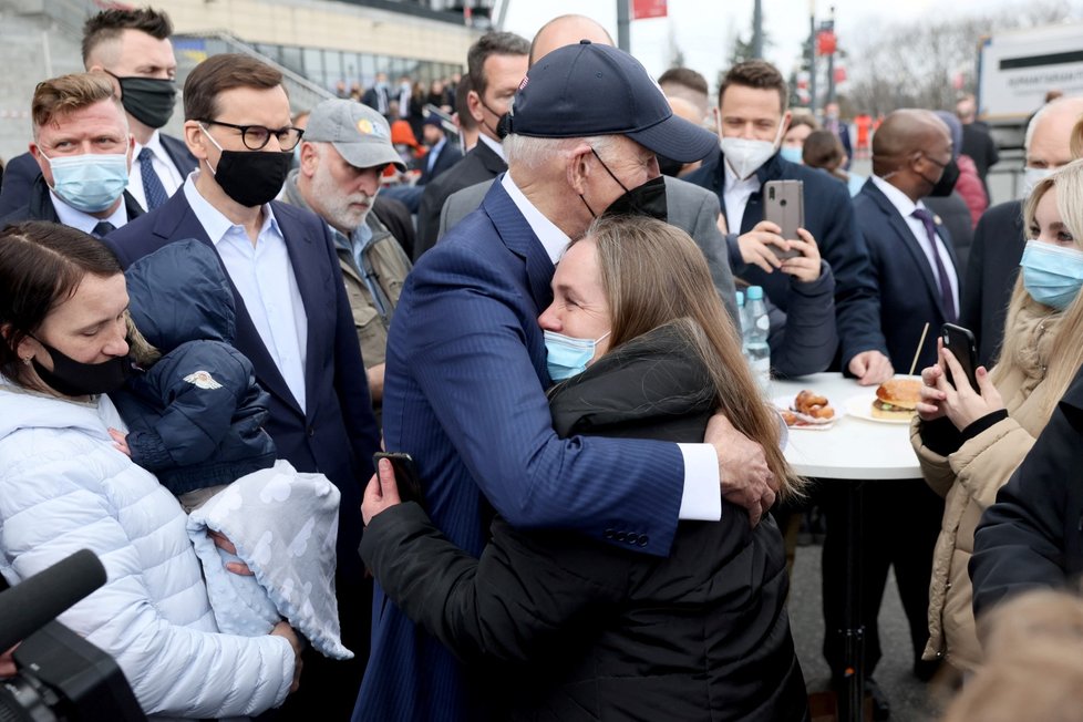 Joe Biden mezi uprchlíky v Polsku.