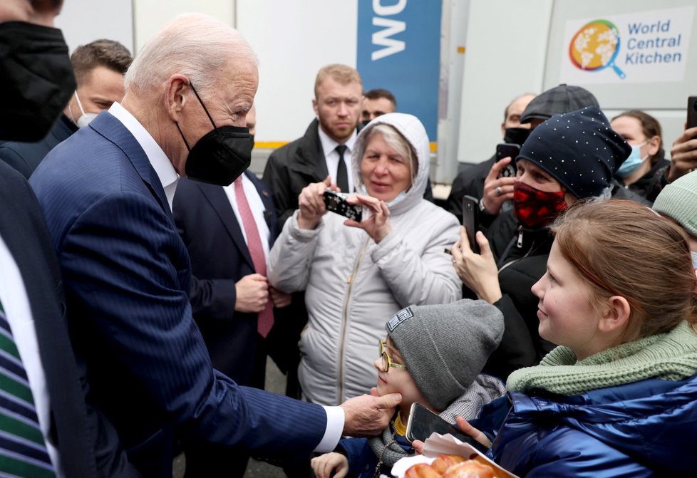 Joe Biden mezi uprchlíky v Polsku.