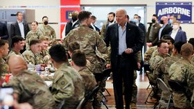 Joe Biden mezi vojáky 82. výsadkové divize v polské Jasionce. (25.3.2022)