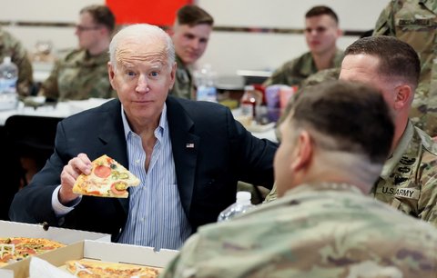 Biden kousek od ukrajinských hranic: Pizza a selfie s vojáky NATO, Dudu zradilo letadlo