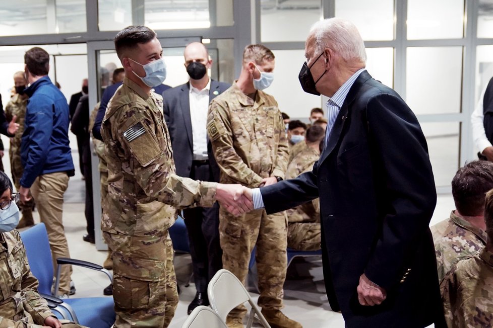 Joe Biden mezi vojáky 82. výsadkové divize v polské Jasionce. (25.3.2022)