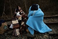 Utrpení na útěku před válkou: Ženy a děti čekají na hranicích v mrazech i desítky hodin