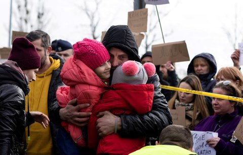 V Česku už jsou tisíce uprchlíků. Byrokracii jim usnadní nová centra, slíbil Rakušan