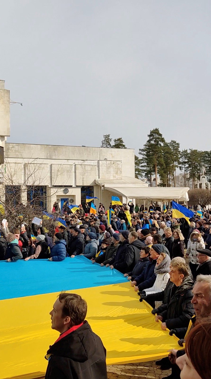 Ukrajinci protestují proti ruské invazi ve městě Slavutyč. (26.3.2022)